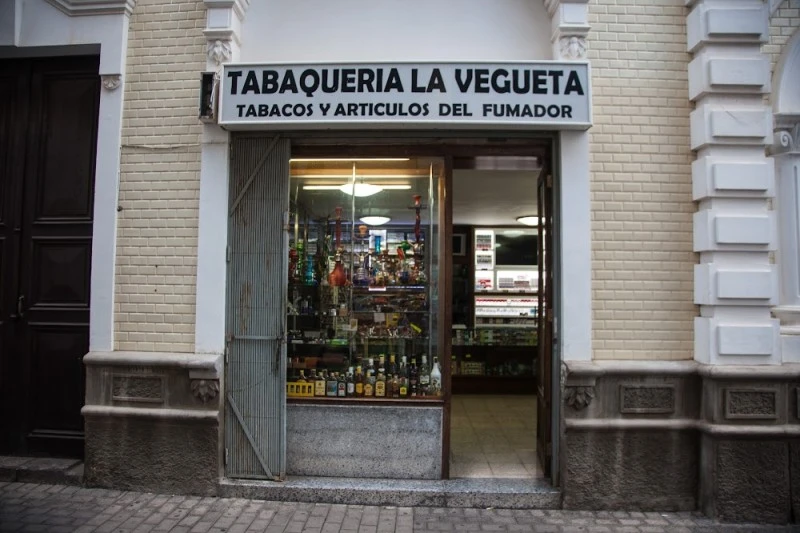 Tabaquería La Vegueta, (Cigarrillos, Vaper, Puros &amp; Artículos de fumador)