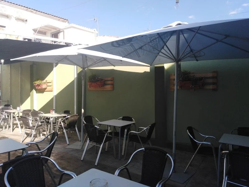Cafe pub y Loterías La Huella